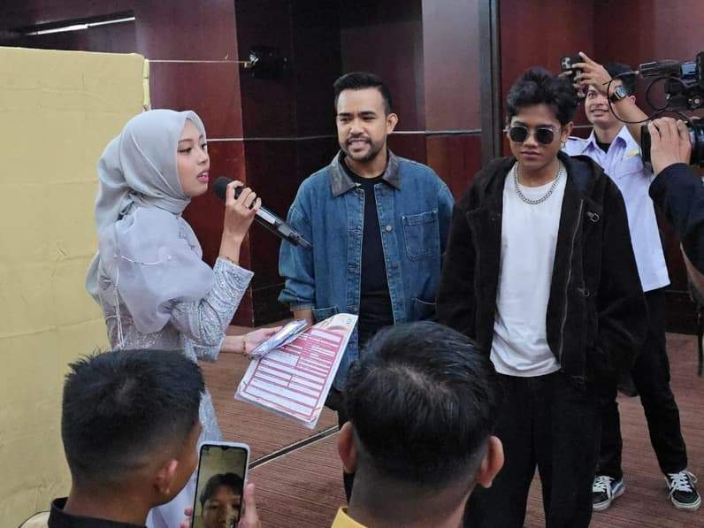 Fildan dan Valen menguji tarikan cengkok dari peserta seleksi dangdut di Hotel Horison Sagita Balikpapan, Sabtu (2/4/2026). (Foto: Achmad Fadillah/Pusaranmedia.com)