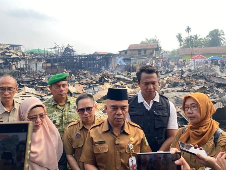 Pemerintah Kabupaten (Pemkab) Kutai Kartanegara (Kukar) mengunjungi lokasi kebakaran di Jalan A.M. Alimuddin, Kelurahan Melayu, Kecamatan Tenggarong (Foto: Aswin/pusaranmedia.com)