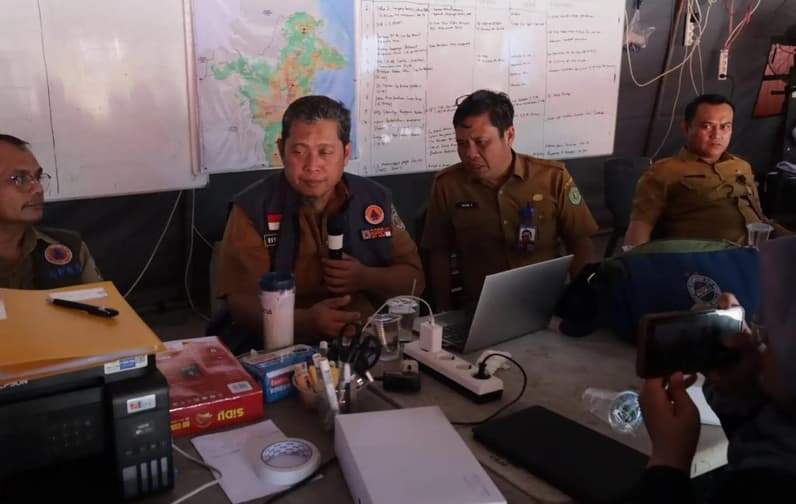 Kepala Pelaksana BPBD Kaltim, Buyung Dodi Gunawan beserta jajarannya di posko siaga darurat BPBD Kaltim. (Foto: BPBD Kaltim).