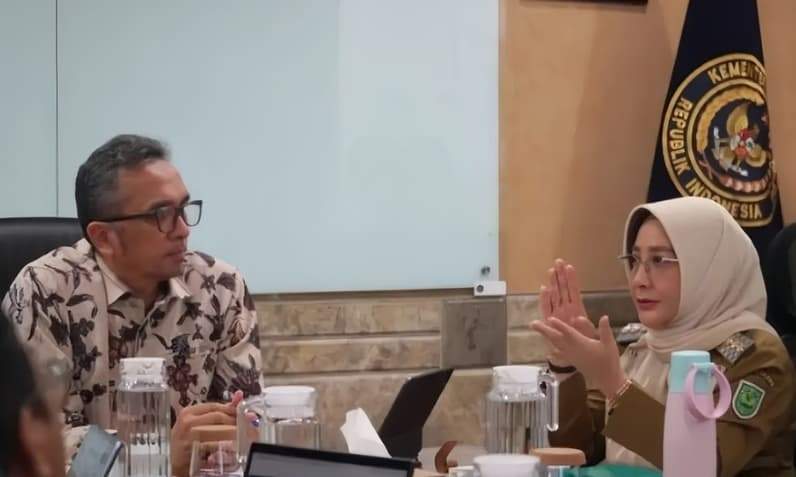 Bupati Berau saat bertemu Pelaksana Tugas (Plt) Deputi Bidang Pengembangan Destinasi dan Infrastruktur Kementerian Pariwisata. (Foto: Prokopim Berau)