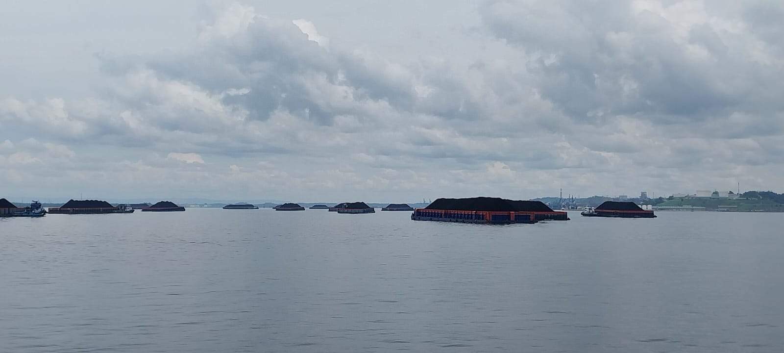 Arus lalu lintas kapal di perairan Teluk Balikpapan. (Foto: Adi Kade/Pusaranmedia.com).
