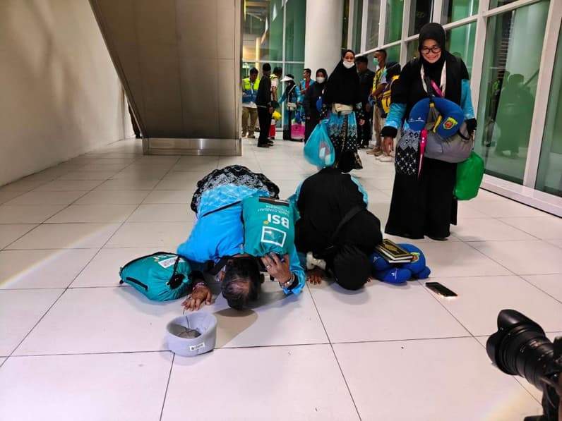 Jemaah haji melakukan sujud syukur saat tiba di Bandara, Minggu (7/6/2026). (Foto: Bandara SAMS Sepinggan Balikpapan)