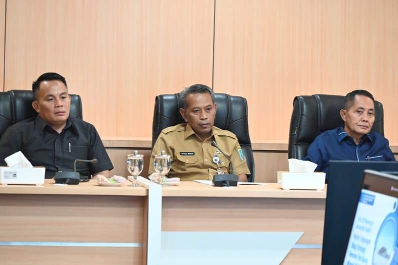 Anggota DPRD Paser, Abdul Azis (kanan) dan Ranianto (kiri) bersama Sekda Paser, Katsul Wijaya (tengah). (Foto: Prokopim Paser)