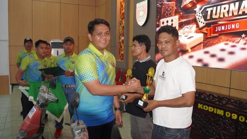 Dandim 0904/Paser, Letkol Inf Edy Wahyu Satriyadi saat memberikan piala dan hadiah kepada juara pertama Turnamen Orado Dandim Cup 2026. (Foto : Dok Kodim 0904/Paser)