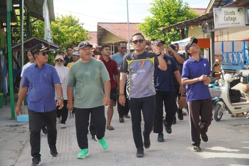 Wabup Berau, Gamalis bersama Wakil Gubernur Kaltim, Seno Aji berjalan menyusuri jalan-jalan di Pulau Derawan. (Foto: Humas Prokopim Berau)