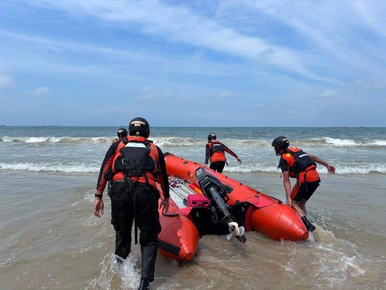 Basarnas Balikpapan melanjutkan pencarian anak yang tenggelam di Pantai Kemala Beach Balikpapan, Minggu (12/7/2026). (Foto: Basarnas Balikpapan)