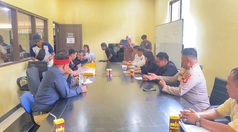Ketua Komisi II DPRD Nunukan Andi Fajrul Syam saat memimpin mediasi antara masyarakat adat dengan pihak perwakilan perusahaan serta aparat keamanaan di Kecamatan Sebuku (Foto: Diansyah/pusaranmedia.com)