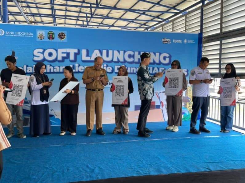 Para agen dan pejabat daerah mencoba layanan QRIS di Soft Launching PLBL Liem Hie Djung menerapkan sistem QRIS (Foto: Diansyah/pusaranmedia.com)