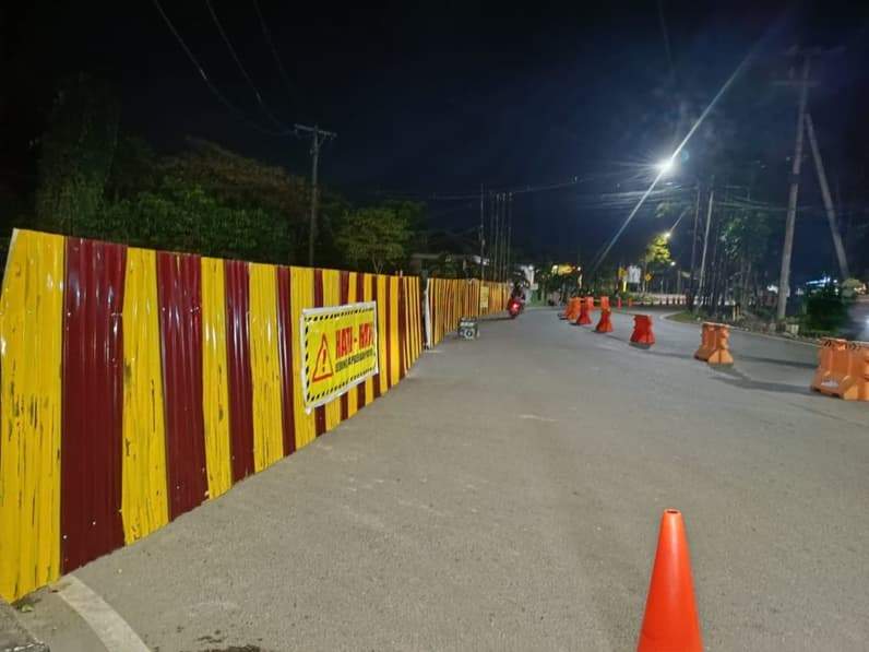 Jalan Syarifuddin Yoes ditutup di simpang tiga Jalan BJBJ, Rabu (13/5/2026). (Foto: Achmad Fadillah/Pusaranmedia.com)