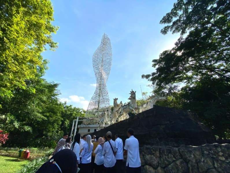 Menara lampu hias yang ada di Taman Samarendah Kota Samarinda, Rabu (10/6/2026). (Foto: Tri/Pusaranmedia.com)