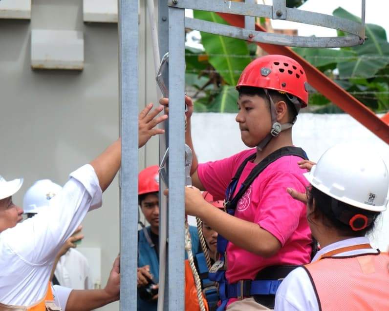 Salah satu peserta didik memanjat tower jaringan Tri di kawasan Batu Ampar, Balikpapan. (Foto: Indosat Ooredoo Hutchison)