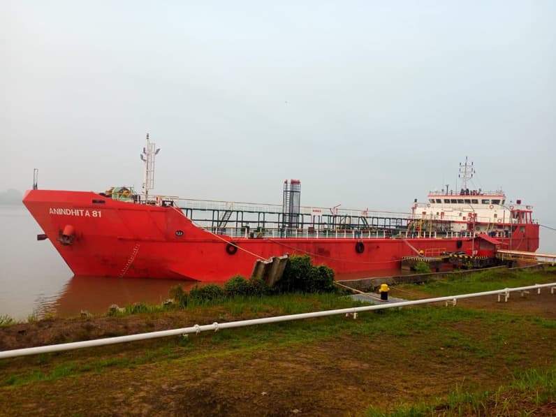 Kapal tanker OB Anindhita 81 bersandar di Fuel Terminal Berau, Kamis (24/9/2026). (Foto: pertamina Patra Niaga)