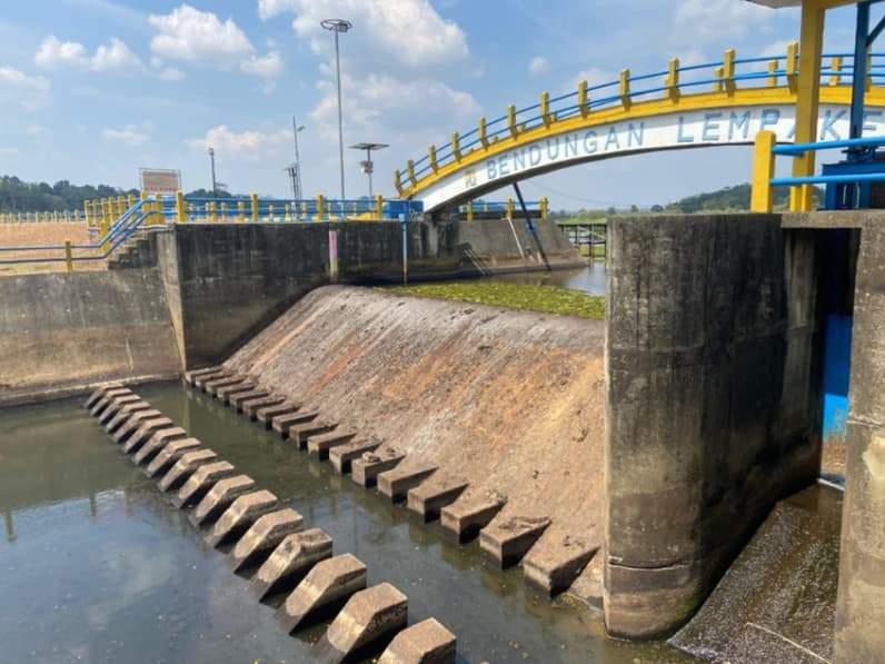 Bendungan Lempake surut, TMA di bawah batas normal, Kamis (27/8/2026). (Foto: Tri/Pusaranmedia.com)