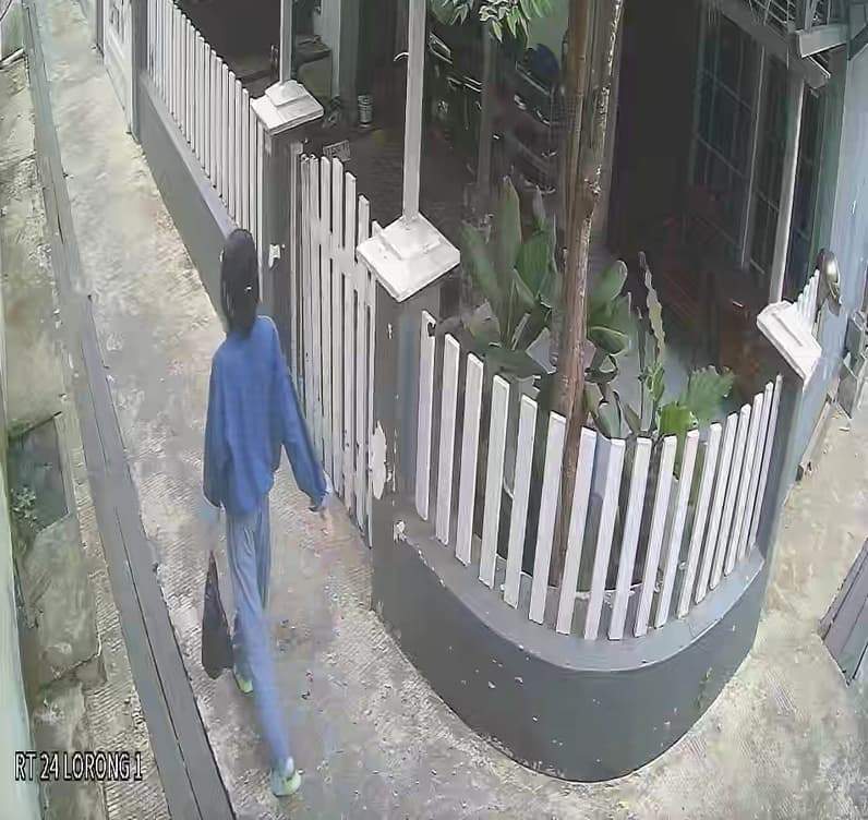 Cctv yang merekam pelaku saat akan melakukan aksinya, Sabtu (17/10/2026). (Foto: Polsek Sungai Kunjang)