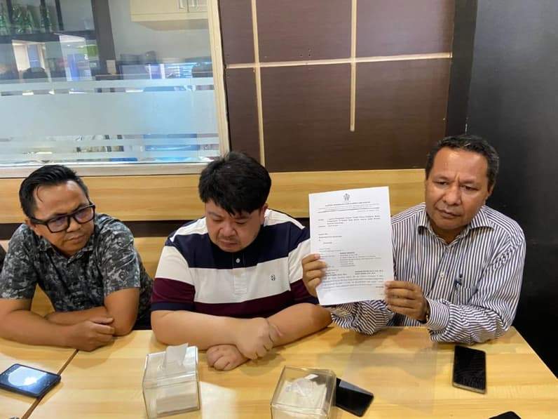 Keluarga pasien bersama kuasa hukum resmi melaporkan dokter MF atas dugaan kelalaian medis ke Polresta Samarinda, Rabu (7/10/2026). (Foto: Tri/Pusaranmedia.com)