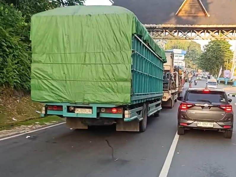 Kendaraan berat mengular hingga ke Jalan Minyak. (Foto: Achmad Fadillah/Pusaranmedia.com)