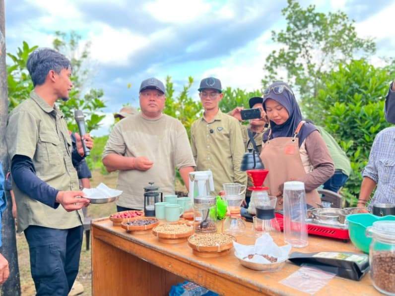 Wakil Bupati Berau Gamalis melihat langsung proses pengolahan dan penyajian kopi Liberika di Kampung Sambakungan. (Foto: Nur Hidayah/Pusaranmedia.com)