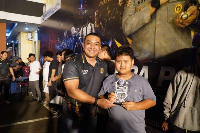 Kapolres Paser AKBP Novy Adi Wibowo menyerahkan piala kepada salah satu pemenang. (Foto: Dok Humas Polres Paser)