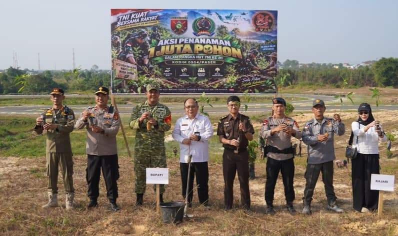 Kodim 0904/Paser peringati HUT TNI ke-81 dengan menanam pohon. (Foto: Luthfi/Pusaranmedia.com)