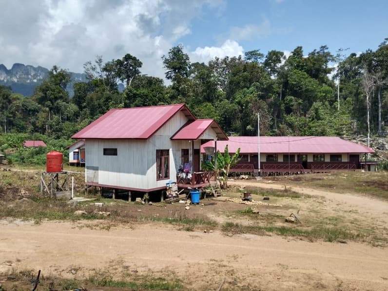 Salah satu kampung di Kecamatan Kelay, Kabupaten Berau, yang segera akan menikmati layanan listrik PLN dan penguatan jaringan internet. (Foto: Nur Hidayah/Pusaranmedia.com)