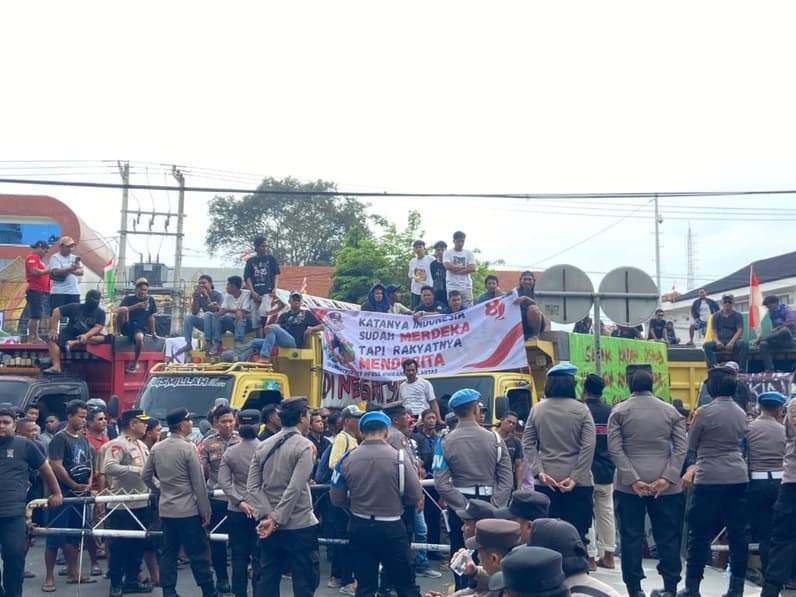 Aksi demonstrasi para sopir truk di kawasan Balai Kota Samarinda, Senin (24/8/2026). (Foto: Tri/Pusaranmedia.com)