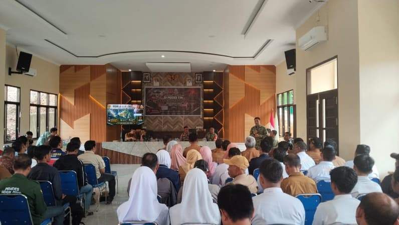 Tim penyuluhan Mabes TNI AD bersama Kodim 0904/Paser lakukan penyuluhan karhutla di Kecamatan Long Kali. (Foto: Luthfi/Pusaranmedia.com)