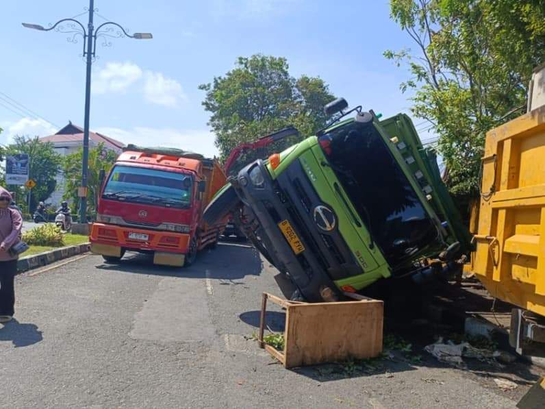 Truk bermuatan besi terguling di Jalan Marsma R Iswahyudi, Balikpapan Selatan, Senin (29/6/2026). (Foto: Achmad Fadillah/Pusaranmedia.com)