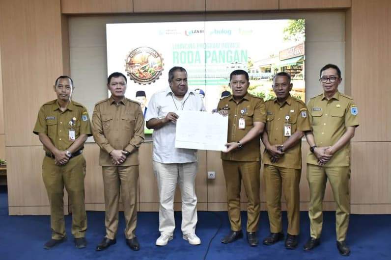 Setelah penandatanganan MOU antara Dinas Ketahanan Pangan Paser dengan Perum Bulog Paser. (Foto: Dok Prokopim Paser)
