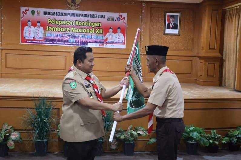 Bupati PPU, Mudyat Noor melepas kontingen Pramuka PPU yang akan mengikuti Jambore Nasional 2026. (Foto: Humas Setkab PPU)