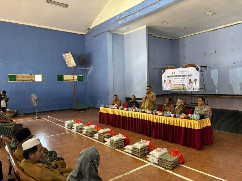 Penyerahan bantuan dilakukan langsung oleh Bupati Kukar, Aulia Rahman Basri, di Kantor Desa Rempanga, Kecamatan Loa Kulu (Foto: Aswin/pusaranmedia.com)