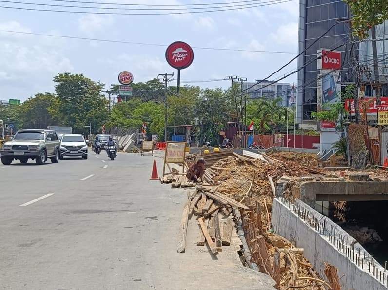 Pekerja masih beraktivitas normal tanpa memakai masker di Jalan MT Haryono Balikpapan, Selasa (1/9/2026). (Foto: Achmad Fadillah/Pusaranmedia.com)