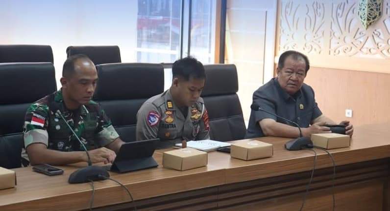 Ketua Komisi II DPRD Kaltara, Robenson Tadem saat menghadiri Rapat Satgas. (Foto: Istimewa)