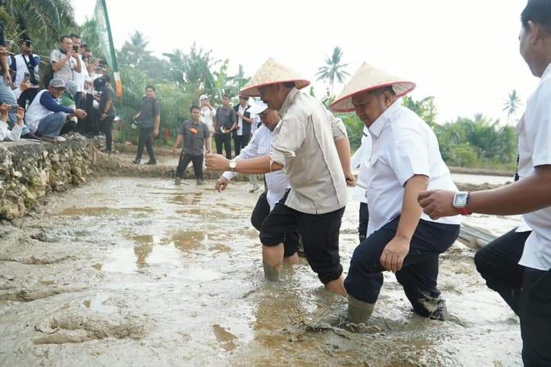 Bupati PPU, Mudyat Noor turut memulai penerapan PM-AAS di Desa Bangun Mulya, Kecamatan Waru pada 30 September 2026. (Foto: Humas Setkab PPU).