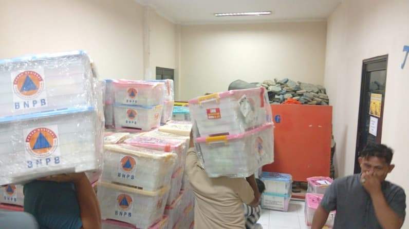 Bantuan logistik BNPB yang masih tertahan di Nunukan menunggu jadwal penerbangan ke Desa Long Layu, Kecamatan Nunukan Selatan (Foto: BPBD Nunukan)