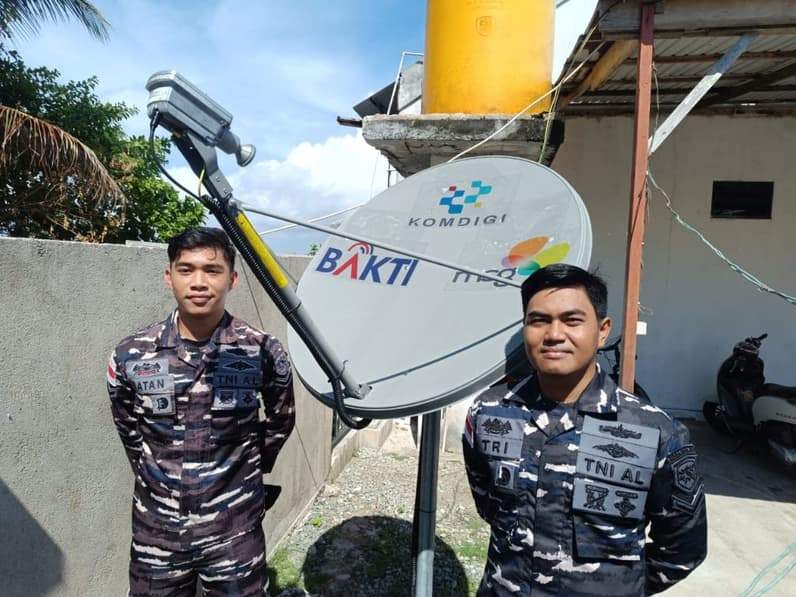 Satelit VSAT yang berada saat berkunjung di Pos TNI AL Maratua, Kamis (11/6/2026). (Foto: Achmad Fadillah/Pusaranmedia.com)