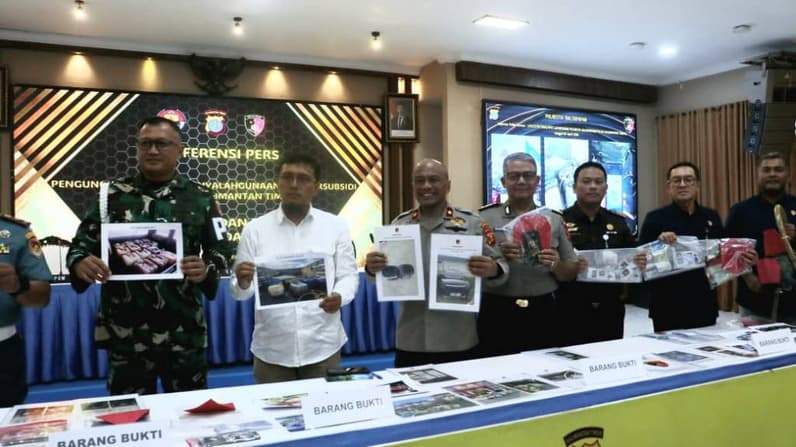 Ditreskrimsus Polda Kaltim mengungkap penyalahgunaan BBM bersubsidi dalam konferensi pers di Gedung Mahakam, Kamis (30/4/2026). (Foto: Achmad Fadillah/Pusaranmedia.com)
