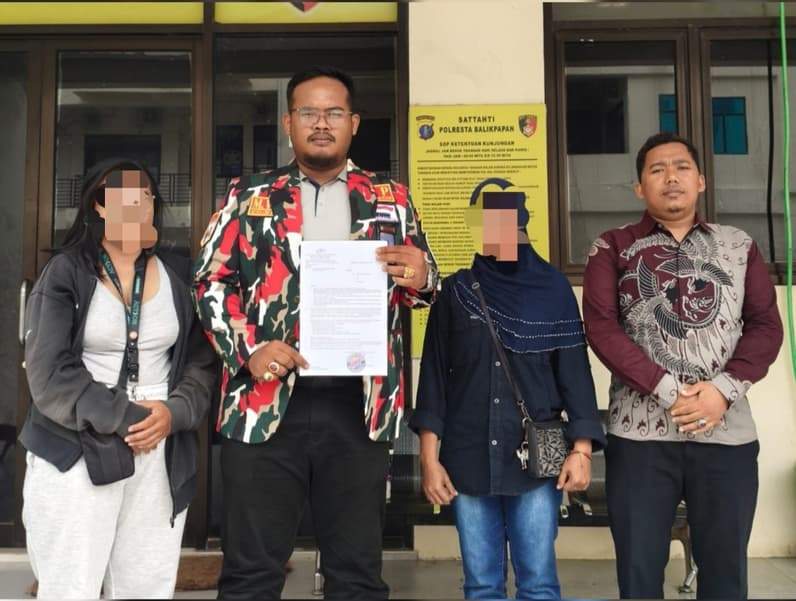 Kuasa hukum korban, Muhammad Vidi Suryanto dan Khomsu Tamam mendampingi keluarga korban di Unit PPA Polresta Balikpapan, Kamis (17/9/2026). (Foto: Dok.Vidi)