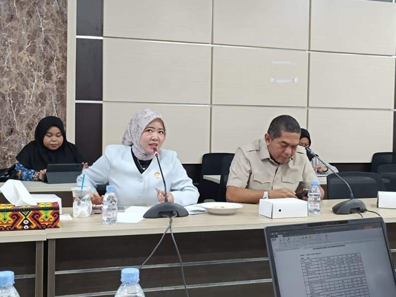 Anggota Komisi IV DPRD Balikpapan, Siska Anggreni (kiri) dalam RDP Pansus LKPJ 2025 di ruang rapat gabungan, Senin (27/4/2026). (Foto: Achmad Fadillah/Pusaranmedia.com)