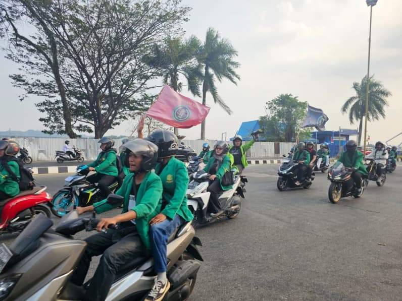 Peserta yang akan melakukan aksi di jalan Gajah Mada tampak mulai berdatangan. (Foto: Herdi/Pusaranmedia.com)