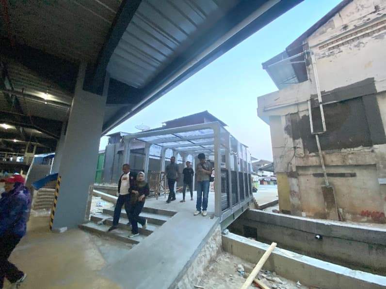 Jalan pendekat yang dibangun untuk menghubungkan Pasar Pagi dengan Jalan Tumenggung, Jumat (4/9/2026). (Foto: Tri/Pusaranmedia.com)