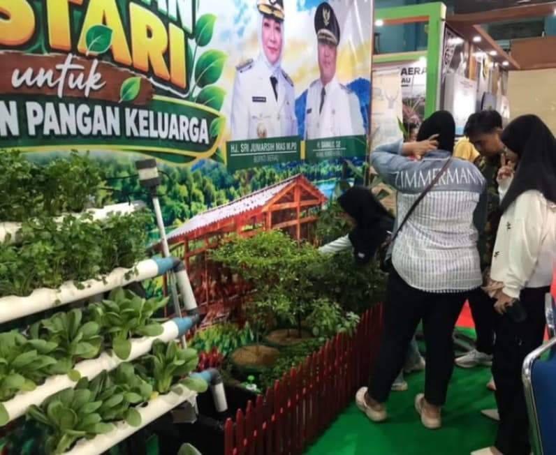 Sejumlah tanaman yang dipamerkan di stan Dinas Pangan Berau dalam Berau Expo 2026. (Foto: Nur Hidayah/ pusaranmedia.com)