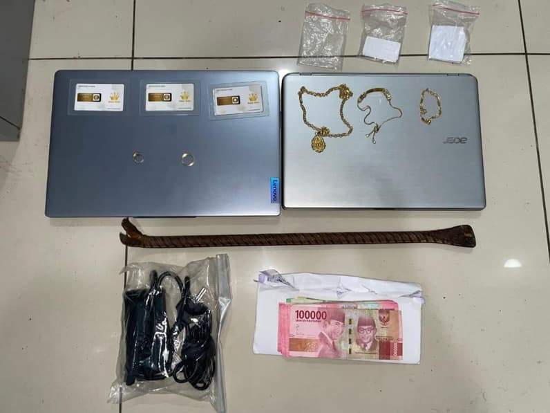 Barang bukti pengungkapan kasus pencurian di sebuah rumah di Desa Seniung Jaya, Kecamatan Pasir Belengkong, Kabupaten Paser. (Foto: Dok Satreskrim Polres Paser)