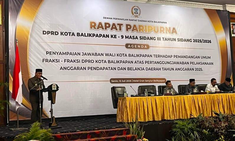 Wawali Kota Balikpapan, Bagus Susetyo menyampaikan jawaban terhadap pandangan umum fraksi dalam rapat paripurna di Hotel Grand Senyiur, Senin (13/7/2026). (Foto: Achmad Fadillah/Pusaranmedia.com)
