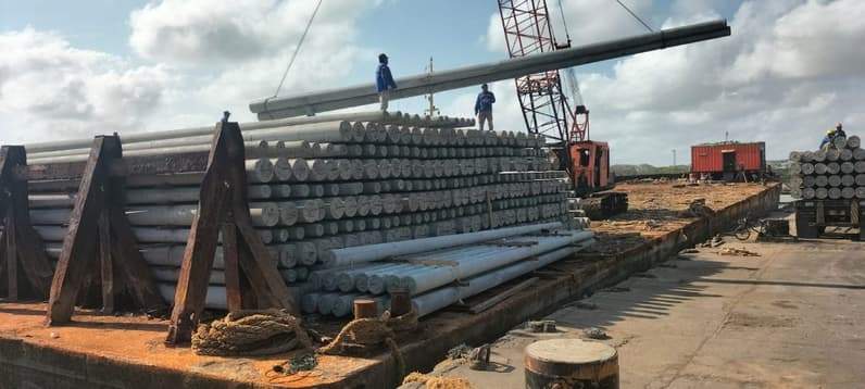 Materi tiang listrik berbahan beton disiapkan untuk menerangi di 63 titik kaltara. (Foto: PT PLN UID Kaltimra)