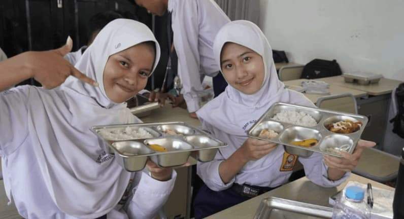 Peserta didik SMPN 2 Bontang nikmati MBG. (Foto: SMPN 2 Bontang)