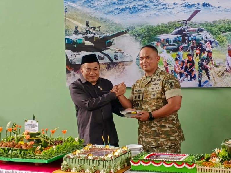 Ketua dprd kukar bersama dandim kukar di HUT TNI (Foto: Aswin/pusaranmedia.com)