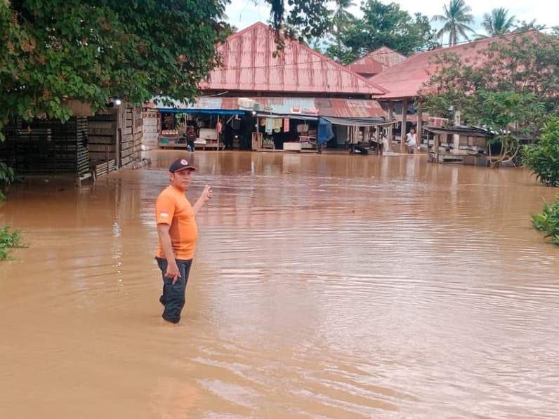 Petugas BPBD Nunukan menunjukkan ketinggian air yang kini merendam Kecamatan Lumbis. (Foto: BPBD Nunukan)