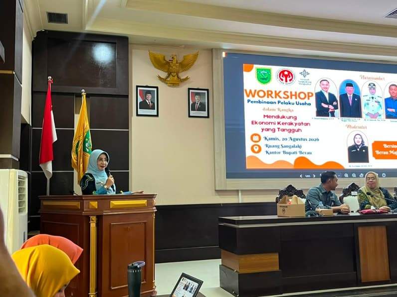 Bupati Berau Sri Juniarsih Mas saat membuka Workshop Pembinaan Pelaku Usaha dalam rangka mendukung ekonomi kerakyatan yang tangguh di Ruang Rapat Sangalaki, Kantor Bupati Berau. (Foto: Nur Hidayah/ Pusaranmedia.com)