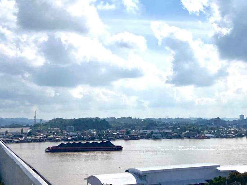 Kapal pengangkut batu bara yang kerap melintas di Sungai Mahakam, Kota Samarinda. (Foto: Tri/Pusaranmedia.com)