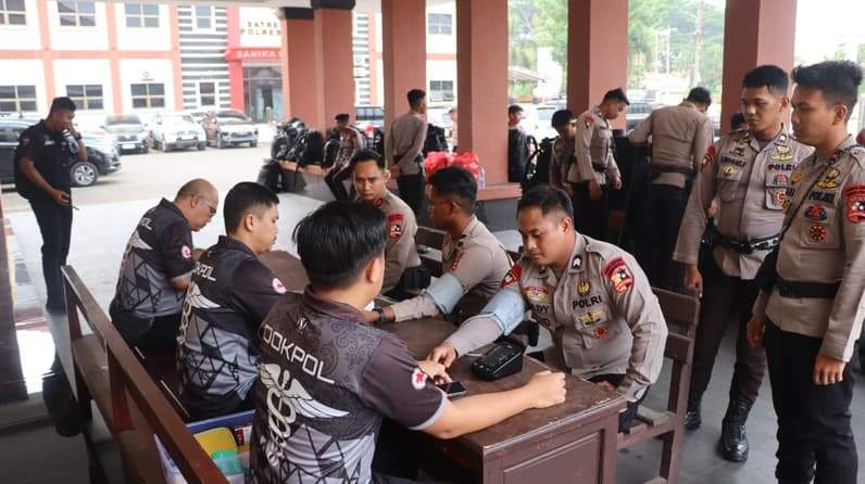 Saat pengecekan kesehatan 30 Personel Brimob Mabes Polri di Markas Polres Paser. (Foto : Polres Paser)
